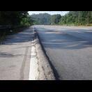 In Längsrichtung verlaufende Asphaltwülste, die jedoch gut umfahren werden können